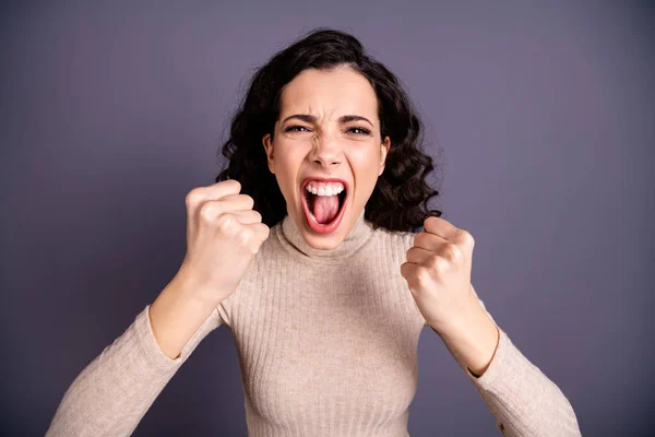 Närbild foto vacker fantastisk vild hon hennes dam skrek högt inte rättvist läge roar händerna armar nävar upp framåt Jag skulle döda dig ansikte slitage casual pastell Pullover isolerad grå bakgrund — Stockfoto