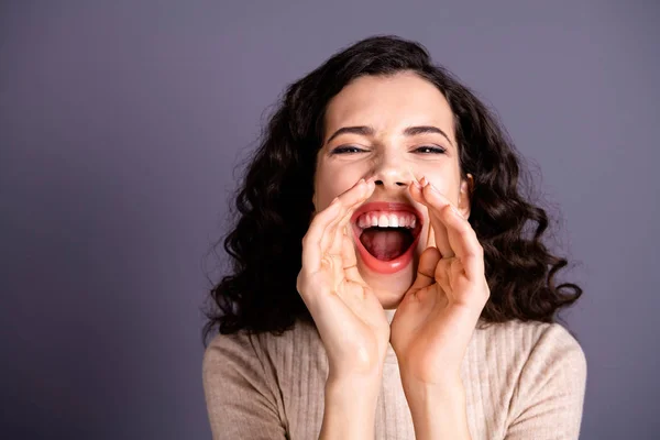 Närbild porträtt av henne hon trevlig härlig attraktiv charmig söt glad glada glada vågig brunett Lady skrikande AD annons cool bra marknadsföring isolerad över grå pastell bakgrund — Stockfoto