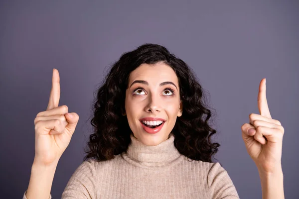 Närbild porträtt av henne hon trevlig attraktiv charmig söt glad glad säker vågig-haired Lady pekar två pekpinnar tittar upp annonsen annons sval bra isolerad över grå pastell bakgrund — Stockfoto