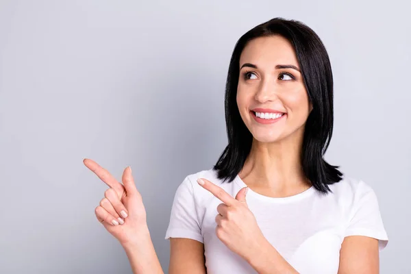 Nahaufnahme Porträt von ihr sie schön aussehende attraktive weineinige schöne Inhalte fröhliche positive Mädchen zeigt zwei Finger zur Seite ad isoliert über hellgrauem Hintergrund — Stockfoto