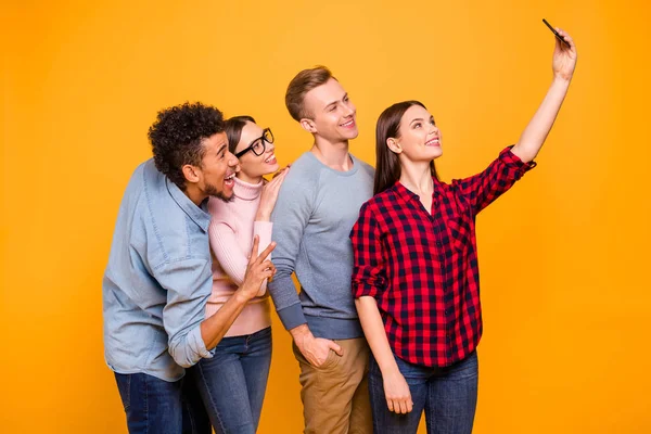 Retrato de agradável-olhando atraente encantador encantador funky alegre companhia companheiro bate-papo usando dispositivo gadget fazendo selfie isolado sobre brilhante brilho vívido fundo amarelo — Fotografia de Stock