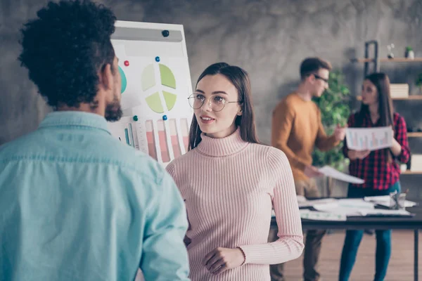 Close-up foto van Charming Pretty Lady jeugd hebben gesprek cliënt geïnteresseerd staan slijtage pastel Pullover trui kleding moderne whiteboard glazen bril Loft interieur industriële — Stockfoto