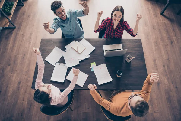 Arriba por encima de la vista de ángulo alto de contenido atractivo agradable alegre alegre alegres chicos ejecutivos regocijo desarrollo profesional grandes noticias en el loft industrial interior lugar de trabajo estación de trabajo — Foto de Stock