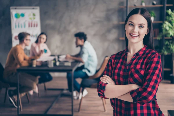 Portret van mooie aantrekkelijke inhoud vrolijke haai top HR Director Executive Manager dragen chechered shirt gekruiste handen tafel op industriële Loft interieur werkplek Workstation — Stockfoto