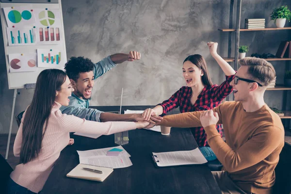 Porträtt av Nice attraktiva självsäkra glad glad extatiska hajar Top HR direktör Executive Manager nytt avtal kontrakt underteckna gläd tabellen på Industrial Loft arbetsplats arbetsstation — Stockfoto