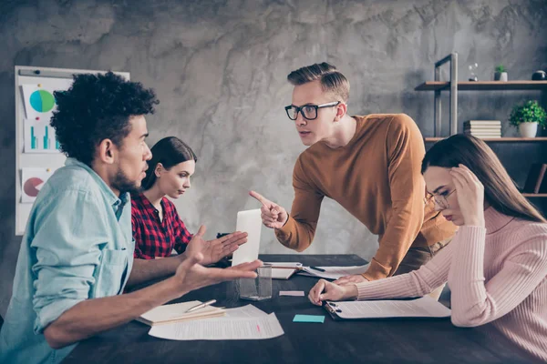 Leuke aantrekkelijke zelfverzekerde serieuze top Director Manager HR afdeling scolding probleem problemen stress deadline mislukken mislukking tabel bij industriële Loft interieur werkplek Workstation — Stockfoto