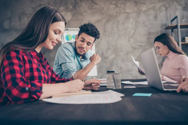 Schön attraktiv selbstbewusst top Finanzmanager hr Abteilung Entwicklung Karriere Rekrutierung Vakanz Einstellung Interview Schreiben Bericht Tisch im Industrieloft Interieur Arbeitsplatz Arbeitsplatz — Stockfoto