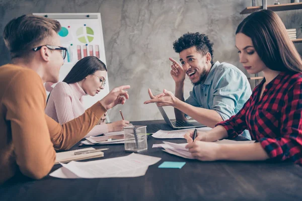 Mooie aantrekkelijke bekwame vrolijke Executive managers recruiters HR-afdeling ontwikkelings loopbaan werving nieuwe vacature sollicitatiegesprek tafel bij industriële Loft interieur werkplek Workstation — Stockfoto