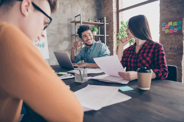 Leuke aantrekkelijke bekwame vrolijke professionele Executive managers financier Corporate classes cursus afdeling ontwikkelings tafel bij industriële Loft interieur werkplek werkstation — Stockfoto