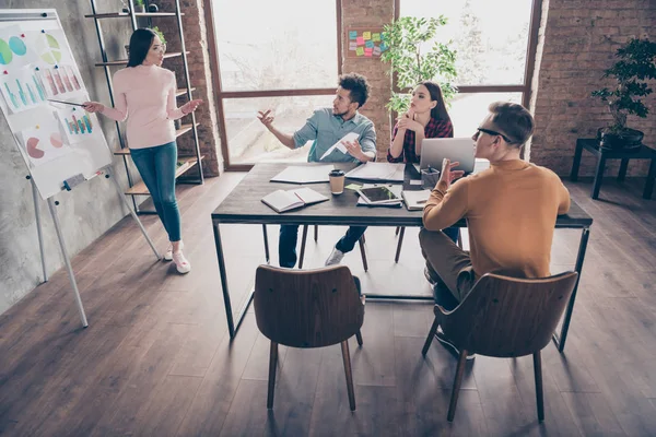 Nice CEO bekwame deskundige professionele directeur Employer financier toont demonstreren vooruitgang salaris groei Corporate classes cursus tafel op Industrial Loft interieur werkplek Workstation — Stockfoto