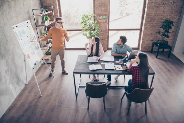 Vista arriba del ángulo alto de los buenos tipos serios empleados profesionales financieros que asisten a la tabla de análisis de datos de citas en la estación de trabajo del lugar de trabajo interior loft industrial — Foto de Stock