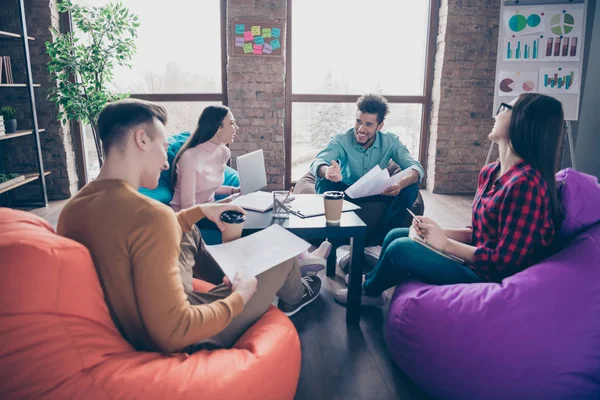 Boven boven hoge hoek weergave van slimme vrolijke voorbereiding van financiële documentatie ontwikkeling stage leiderschap cursus zittend op zak stoel op industriële Loft interieur werkplek Workstation — Stockfoto