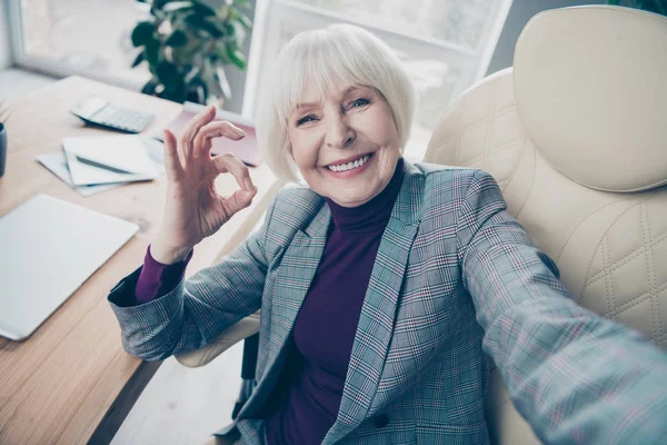 Close-up foto van leeftijd Business Lady dag af maken nemen selfies okey symbool geweldig werk Sit bureaustoel slijtage geruite kostuum pak jas — Stockfoto