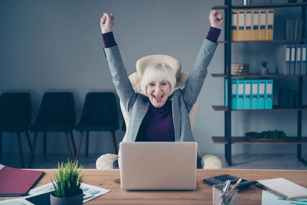 Närbild foto av åldrig Business Lady händer upp investeringar framgång anteckningsbok bord sitta kontorsstol slitage specifikationer kostym dräkt jacka — Stockfoto