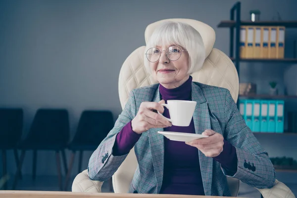 Close-up foto van leeftijd Business Lady handen warme drank mok blik venster dromerige Sit Office stoel slijtage specs kostuum pak jas — Stockfoto