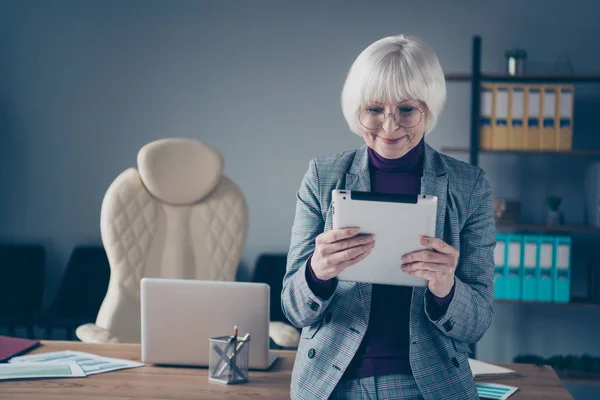 Closeup fotka staré obchodní ženy paže e-Reader prohlížení informace čtečky štíhlá stolová kancelář oblečení oblek kostým sako — Stock fotografie