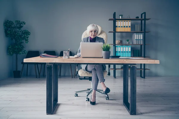 Celá tělíčka starší firmy obchodní dáma psát zpráva sedět židle stůl sešit nosit kostým sako kalhoty — Stock fotografie