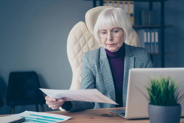 Primeros planos foto de la señora de negocios envejecida jefe organización lector contrato sentarse silla grande portátil mesa desgaste especificaciones traje chaqueta —  Fotos de Stock