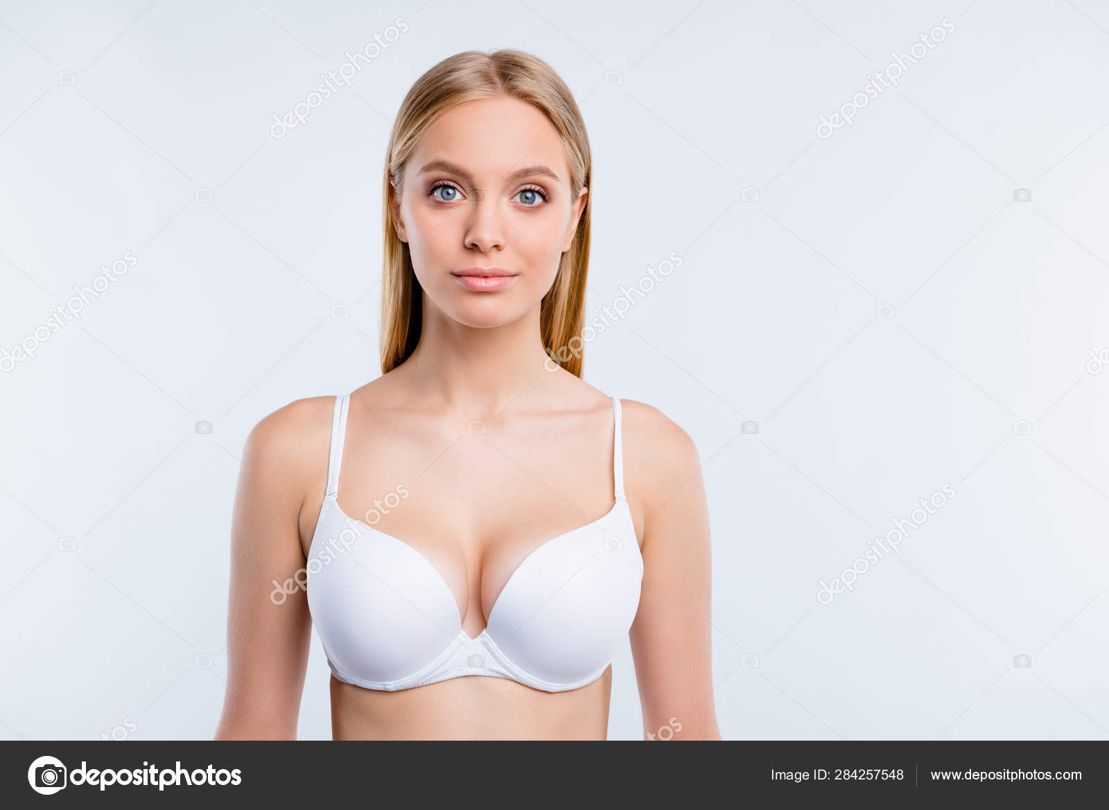 Attraktives Mädchen trägt weißen BH Stock Photo