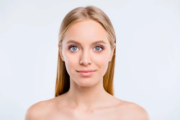 Close-up portret van leuke leuke aantrekkelijke mooie Winsome inschrijving delicate kalm blond meisje zuivere glad schoon duidelijk vlekkeloze huid geïsoleerd over licht grijze achtergrond — Stockfoto