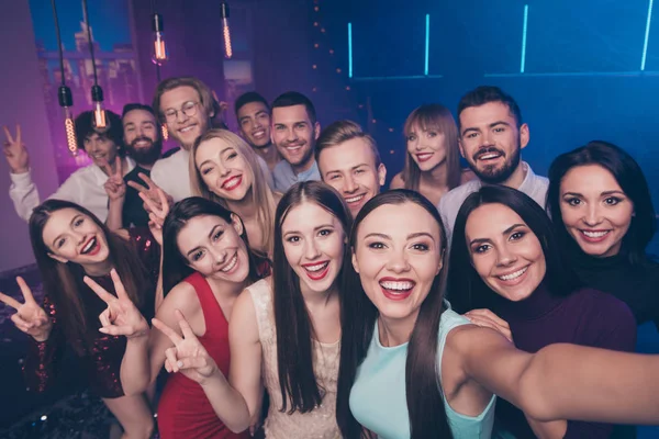 Autoritratto di bello dall'aspetto attraente glamour bella lucentezza piuttosto allegro positivo felice divertente civettuole signore e ragazzi divertirsi riposo relax mostrando v-segno al night club di lusso appannato — Foto Stock