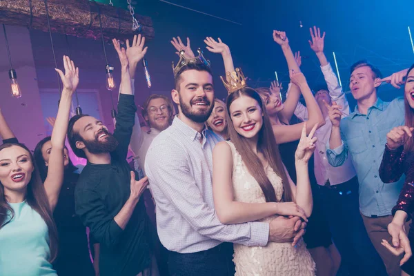 Ritratto di persone allegre piggy-backing spettacolo due dita fare v-segni pista da ballo discoteca — Foto Stock