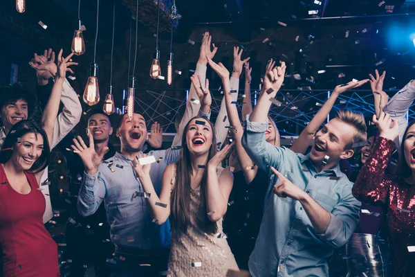 Mooie aantrekkelijke glamoureuze elegante stijlvolle vrolijk vrolijke positieve meisjes en jongens met plezier Bachelor Graduate festal feestelijke feest amusement evenement in luxe plaats nachtclub binnenshuis — Stockfoto