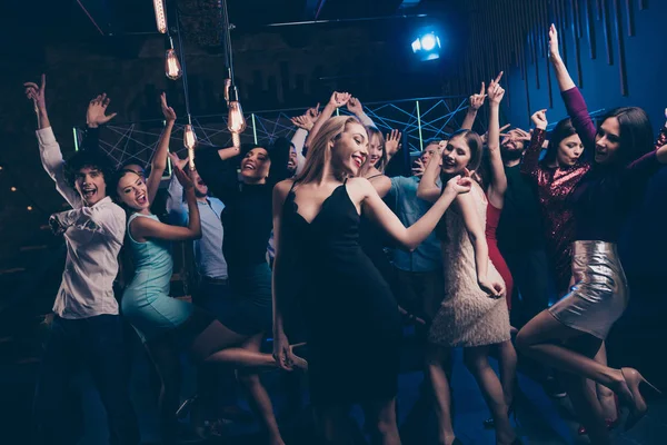 Mooi uitziende prachtige aantrekkelijke glamoureuze elegante vrolijk blij positieve stijlvolle meisje en jongens met plezier vrije tijd feestelijke feest in moderne modieuze luxe plaats nacht-Club binnenshuis — Stockfoto