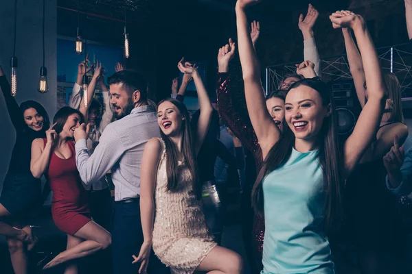 Mooi uitziende aantrekkelijke mooie glamoureuze vrolijke vrolijk positieve elegante stijlvolle divers dames en heren met plezier genieten van festal feestelijke gelegenheid in modieuze luxe nachtclub binnenshuis — Stockfoto