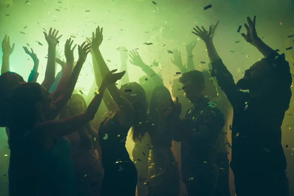 Close up foto di molte persone partito ballare clubbing luci verdi coriandoli volare ovunque mani discoteca sollevato lucido formale-wear — Foto Stock