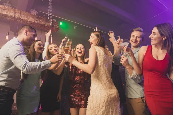 Retrato de bonito atraente elegante senhora caras segurar mão de vidro rir ocasião evento feriado em movimento desgaste formal roupa formal vestido vestido camisola vestido dentro de casa discoteca — Fotografia de Stock