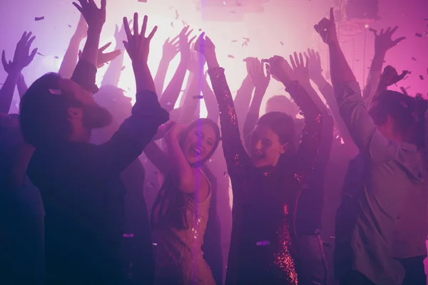 Foto de muchos cumpleaños personas increíbles bailando vida estudiantes luces púrpuras confeti vuelo discoteca manos levantadas brillante formal-desgaste — Foto de Stock