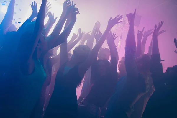 Cerca de la foto de muchas personas de fiesta de cumpleaños bailando club luces púrpura confeti niebla club nocturno manos levantadas ropa formal brillante —  Fotos de Stock