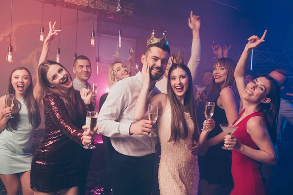 Ritratto di allegri compagni universali che si riuniscono alzare le braccia vestito abito discoteca discoteca — Foto Stock
