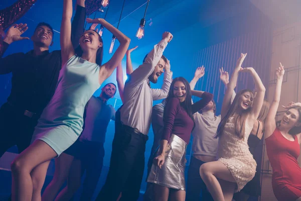 Vista de ángulo bajo foto de la gente elegante encantadora movimiento cerrar los ojos encantados vestido de moda elegante hermosa diversión alto lugar discoteca — Foto de Stock