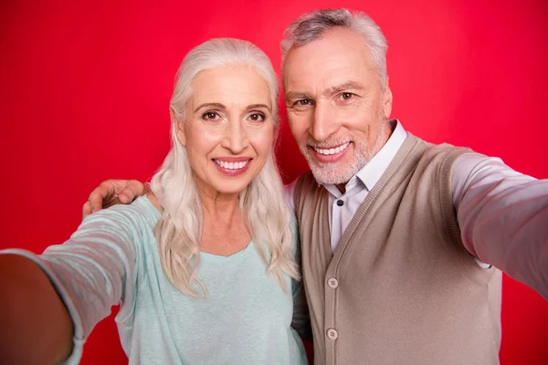 Close up photo beautiful she her he he his aged white hair guy lady pair partners make take selfies funny funky excited cheer cute date wear sweater shirt waistcoat isolated red burgundy background —  Fotos de Stock