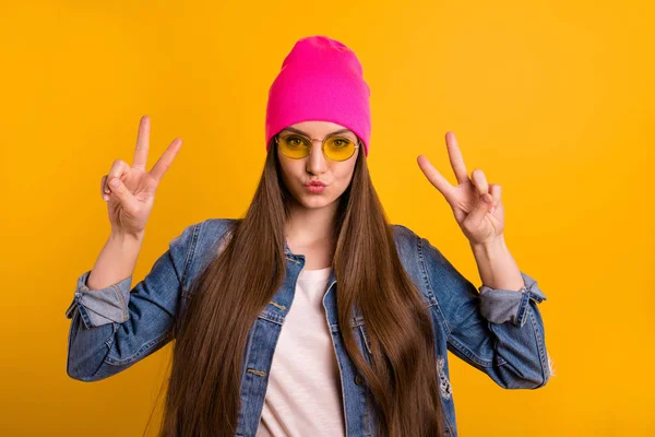 Close up foto bonita ela sua senhora muito longo penteado óculos óculos óculos mãos braços v-sinal dizer oi enviar beijos de ar usar especificações casual jeans jeans jaqueta rosa chapéu isolado amarelo brilhante fundo — Fotografia de Stock