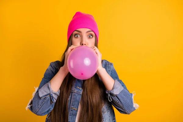 Nahaufnahme Foto schön sie ihre Dame sehr lange Frisur Hände Arme Lippen Luftballon Gast Geburtstagsüberraschung große Augen verbergen halb Gesicht tragen lässige Jeans Jeansjacke rosa Hut isoliert gelben Hintergrund — Stockfoto