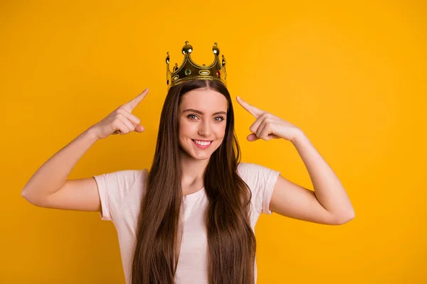 Close up foto bonita incrível ela seu líder senhora chefe coroa de ouro dedos da cabeça indicam status especial pop star meninas executar conceito mundo desgaste casual pastel t-shirt isolado amarelo brilhante fundo — Fotografia de Stock