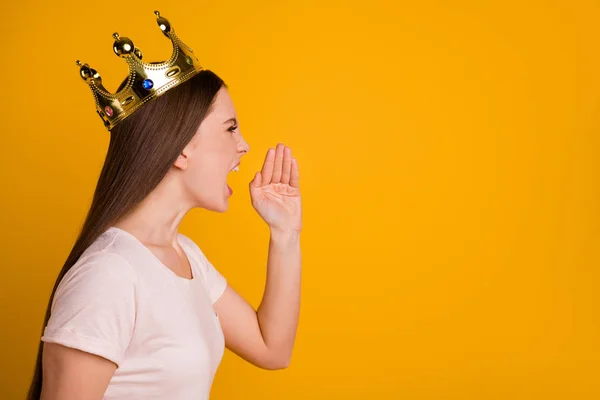 De cerca foto de perfil lateral hermosa ella su cabeza de la corona de oro líder dama estatus social especial gritando fuerte terror ciudadanos dan órdenes horrible mala persona desgaste casual camiseta aislado fondo amarillo —  Fotos de Stock