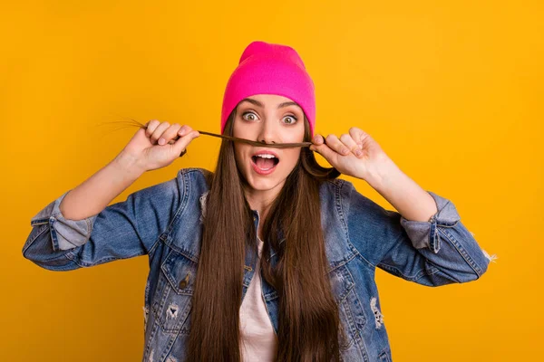 De cerca foto hermosa increíble ella su elegante señora amigable adolescente hacer falso bigote falso como él su hombre hombre hombre usar especificaciones jeans casuales camisa de mezclilla chaqueta rosa sombrero aislado fondo amarillo aislado —  Fotos de Stock