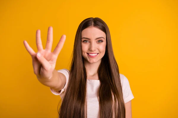 Porträtt av söt trevlig attraktiv söt tonårs tonåring känna sig trygg glad njuta av sommar våren fritid klädd moderiktiga kläder isolerad gul bakgrund — Stockfoto