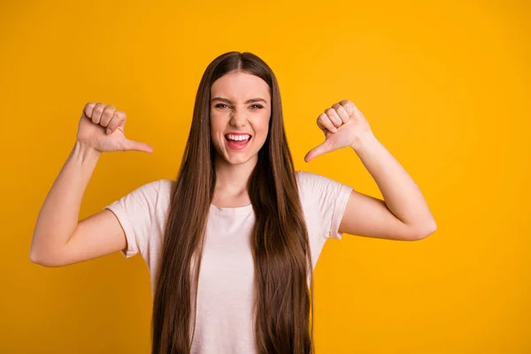 Retrato de agradável lindo alegre hipster millennial recomendo que ela mesma anunciar excelente solução divertida engraçado funky isolado fundo amarelo vívido desgaste branco tendência t-shirt — Fotografia de Stock