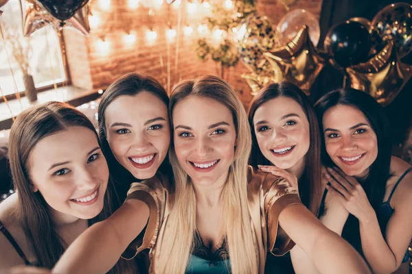 Close-up foto portret van vijf aantrekkelijke Tender zachte zusters beste Fellows vrienden met lang haar vieren nacht voordat ze trouwen maken neem zelf foto om het evenement te onthouden — Stockfoto