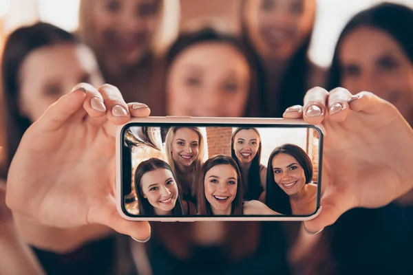 Bijgesneden close-up weergave portret van mooie aantrekkelijke mooie gevarieerde charmante vrolijke blij dames vasthouden in handen apparaat gadget maken het nemen van selfie display — Stockfoto