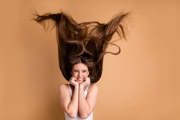 Porträt von niedlich schön hübsch Dame Teenager berühren Gesicht Hände Wange Handflächen fühlen sich zufrieden lachen Lachen gekleidet weiß attraktiv top singlet isoliert beige pastellfarbenen Hintergrund — Stockfoto