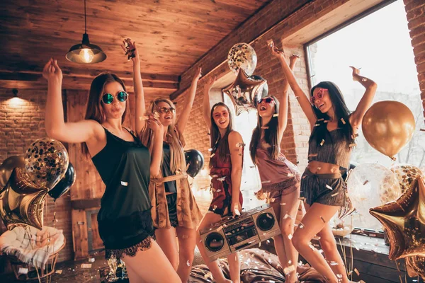 Ontspannen danser feestelijke stemming vakantie opknoping avondje uit. Vijf positieve grappige funky zorgeloze geïnspireerd vrij divers multi-etnische dames in glamoureuze shorts Lace zijdeachtige tank tops schreeuwen plezier — Stockfoto