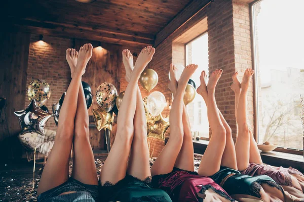 Recortado agradable cruzado bien cuidado piernas atractivo encantador fascinante señoras femeninas de lujo acostado en la cama festal celebración preparación en loft estilo industrial habitación interior casa —  Fotos de Stock