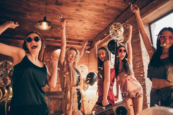 Foto de cinco extático engraçado funky cool swag encantador rindo agradável positivo meninas felizes ter férias disco de férias relaxar vestindo óculos especificações — Fotografia de Stock