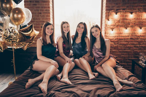 Volledige lengte lichaam grootte foto vier mooie ze haar vrienden Fellows fancy vrij schattig chique dames bed linnen lakens ingericht kamer zusters opgewonden vriendelijke slaap kostuums dag nacht huis Loft binnenshuis — Stockfoto